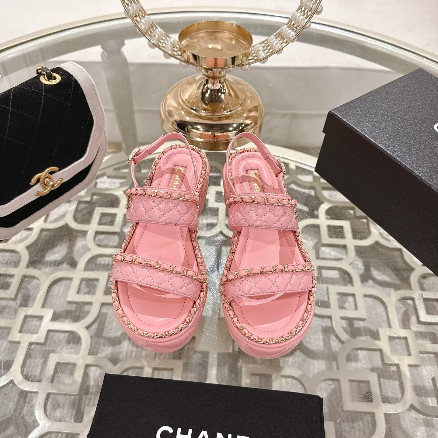 👟👟Ex-factory price 600👟👟 𝐂𝐇𝐀𝐍𝐄𝐋 | Xiaoxiang 25𝐬𝐬 🦋2025 Spring and Summer New Products Counter Classic Xiaoxiang Double C Diamond Chain Slippers Series New〰 🍬 The absolute best in the BS fashion circle. Matching will perform meticulously Minimalist, classic elements that will never fade away 💋 Show unique dressing style, too beautiful to say anything. A must-have for summer... Upper: Original high-customized lambskin Lining: Imported mixed sheepskin lining Outsole: Original molded non-slip outsole Shoe size: 35-39 (34.40.41.42 customization is not returnable)